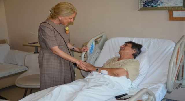 Nazilli Kaymakamı Huriye Küpeli Kan, Gazeteci Bahattin Albayrak’ı Hastanede Ziyaret Etti