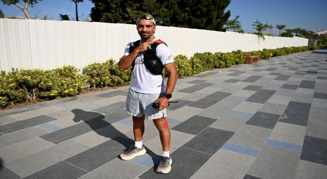 Türkiye'yi dünyaya tanıtmak için başladığı 5 bin kilometrelik ultra maratonda 6'ıncı durağı Kuşadası oldu