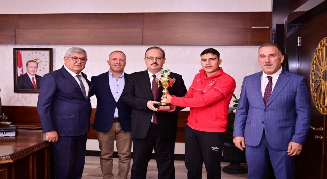 Vali Canbolat, dünya şampiyonunu ağırladı