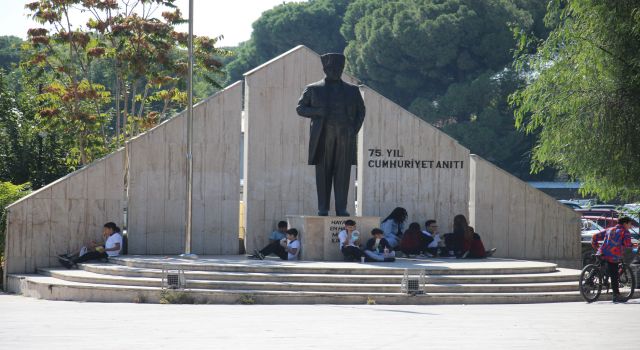 Aydın'da ilginç manzara: Okul yemekhanesine alınmayan öğrenciler öğle yemeğini sokakta yemek zorunda kalıyor