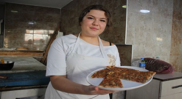 Fırının ateşiyle hayalini yoğuruyor