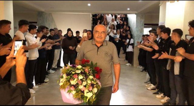 Mezun olduğu okulda 40 yıl görev yapan öğretmen ağlatan törenle emekli oldu