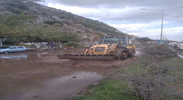 Söke’de toprak kayması: "Karayolu trafiğe kapandı"