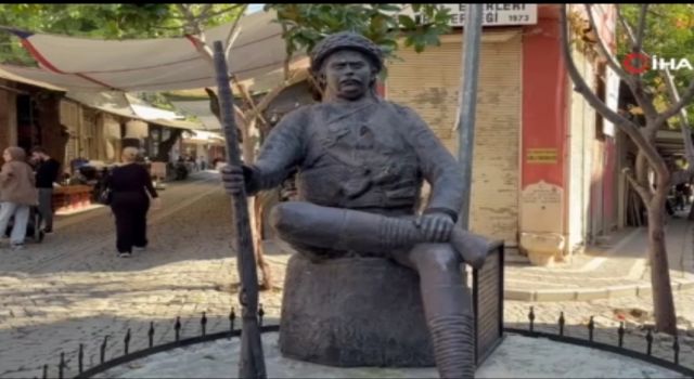 Yunanlıları kendi silahlarıyla vuran İsmail Efe'nin heykelindeki kama çalındı