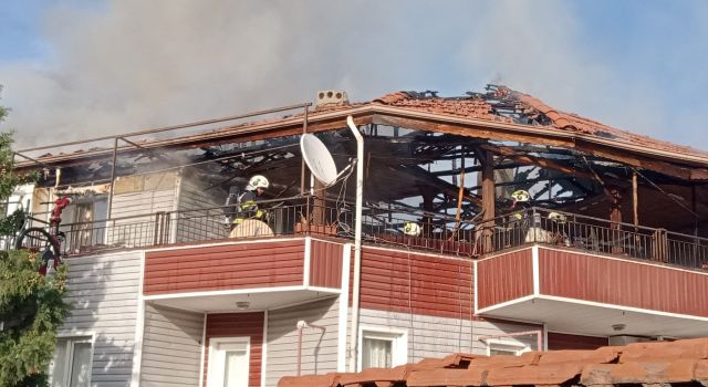 Binanın çatısından başlayan yangın korkuttu; 5 kişi ekipler tarafından kurtarıldı