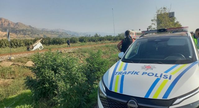 Trenin çarptığı kamyonet ikiye bölündü: 1 yaralı