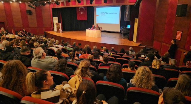 Nazilli'de Cumhuriyetin ilk kadın vekilleri konuşuldu