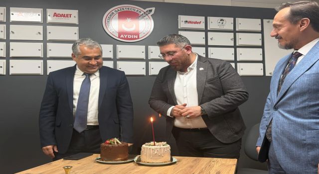 Rektör Bülent Kent’ten Başkan Özmen’e Doğum Günü Sürprizi