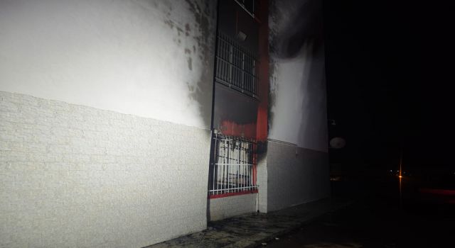 Tahliye edilen okulda çıkan yangın panikletti