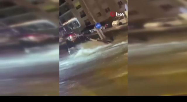 Caddede akıntıya kapılan vatandaşı polis böyle kurtardı