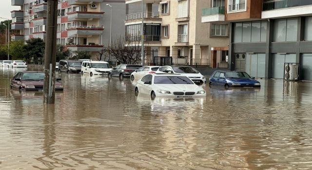 Dereler taştı, sokaklar göle döndü