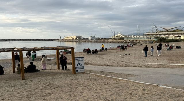 Fırtına sonrası Kuşadası'nda güneş yüzünü gösterdi, sahiller şenlendi