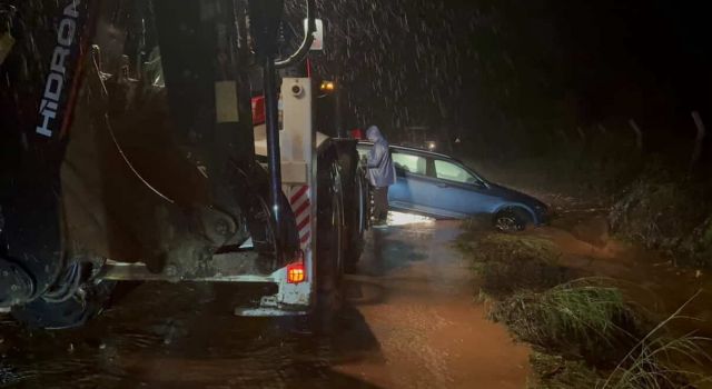 Sağanak yağış vurdu, araçlar suda mahsur kaldı