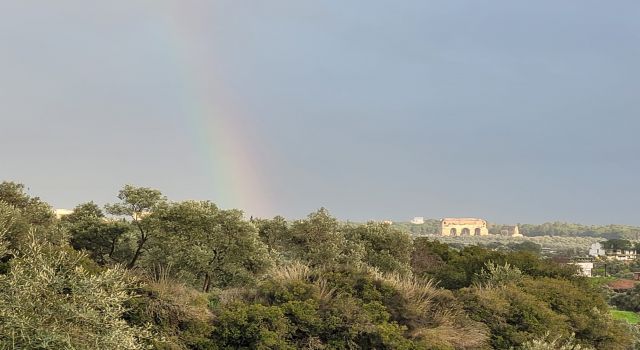 Yağış sonrası gökkuşağı kartpostallık görüntüler oluşturdu