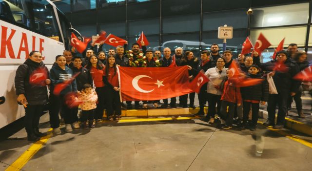 Çifte madalya kazandı, memleketinde coşkuyla karşılandı