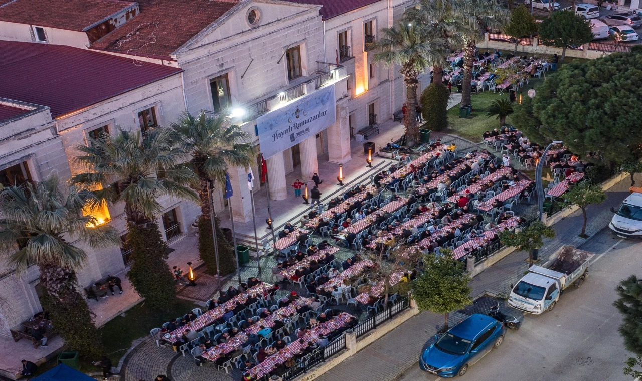 Davutlar'da oruçlar Kuşadası Belediyesi'nin iftar sofrasında açıldı
