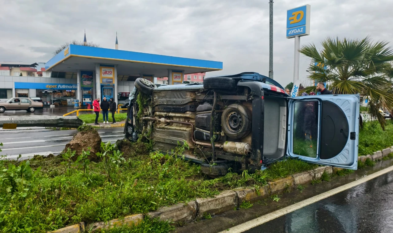 Kaygan Yol Kazaya Neden Oldu: Nazilli’de Araç Direğe Çarptı