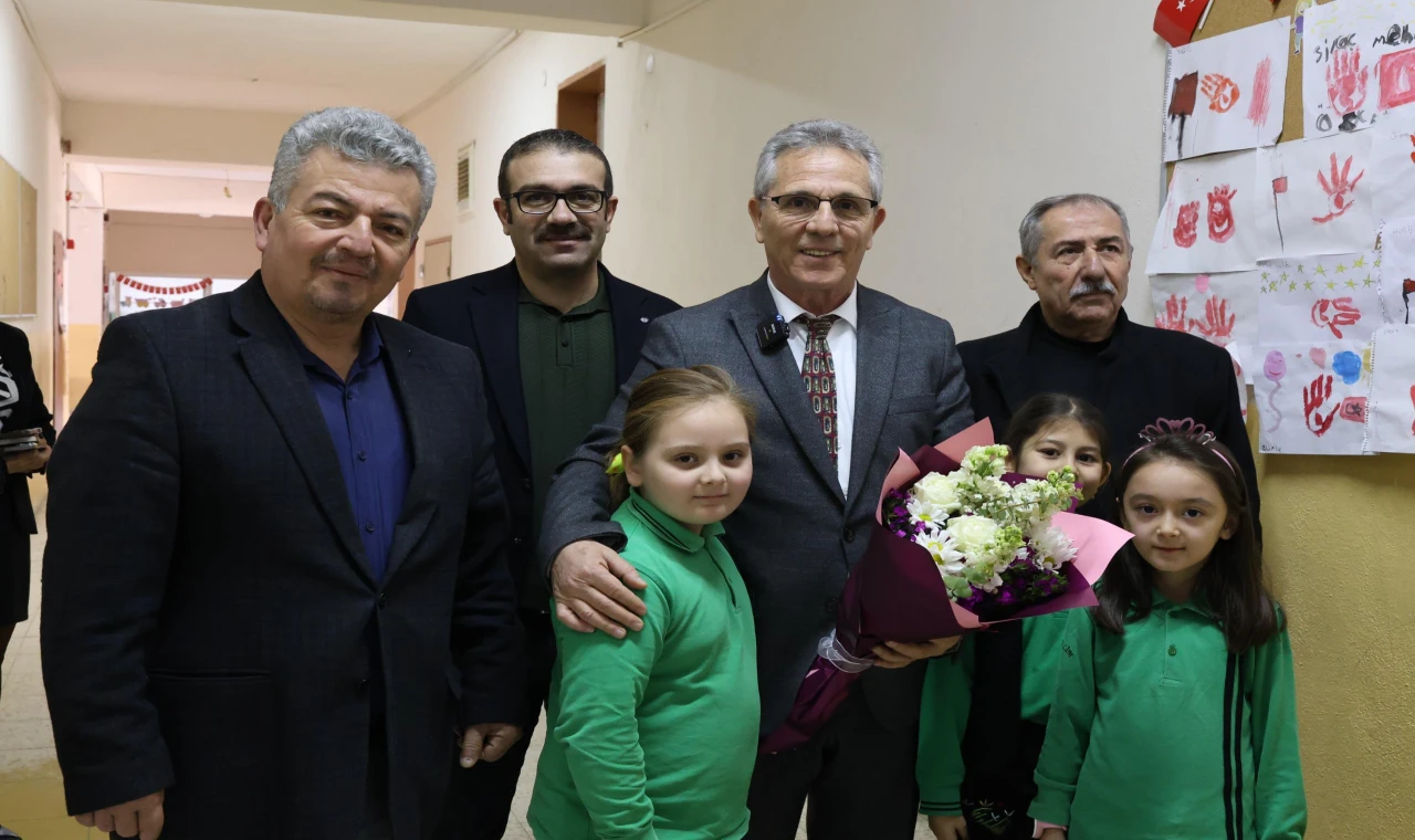 Minik öğrencilerden Başkan Tetik’e sevgi seli