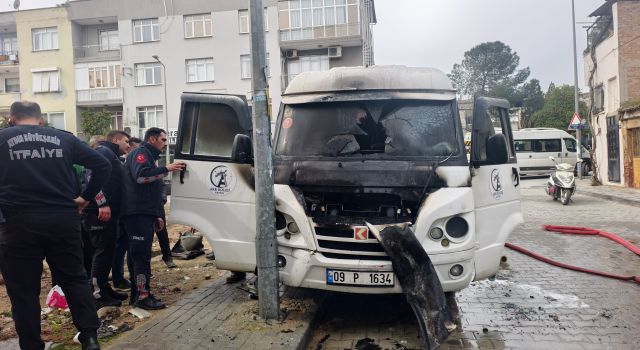 Nazilli’de Park Halindeki Minibüs Alev Alev Yandı