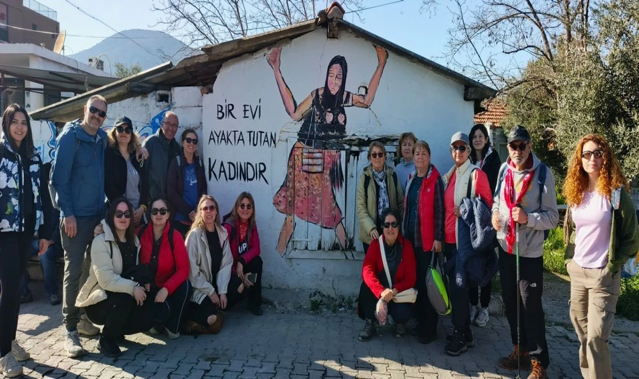 Doğaseverler kanal kenarında çıkan yangını söndürdü