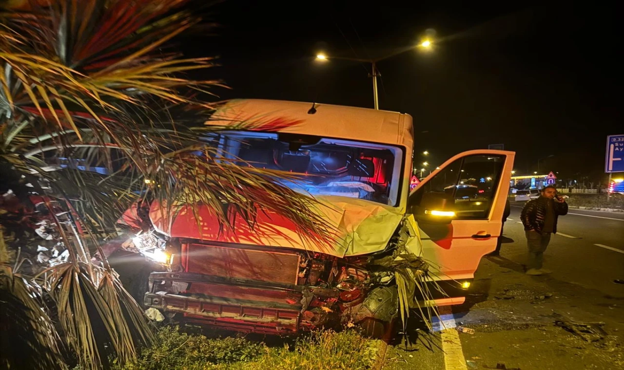 Nazilli’de Kamyonet Refüjdeki Ağaca Çarptı: 2 Kişi Yaralandı