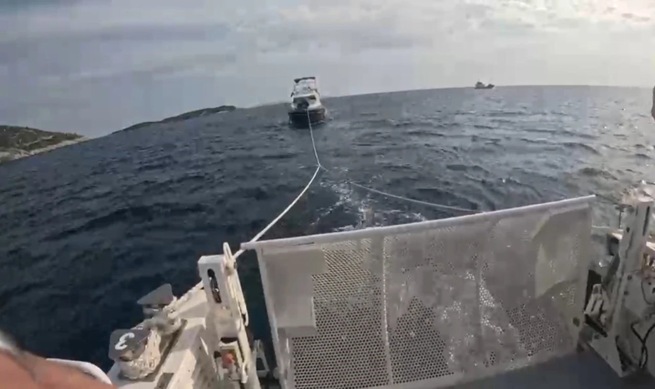 Arızalanan Teknede Korku Dolu Anlar: 2 Kişi Kurtarıldı