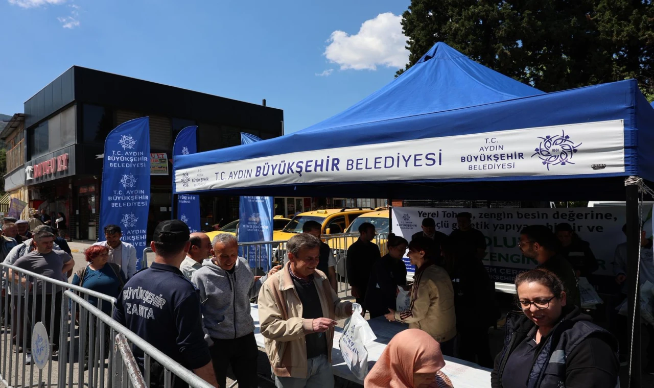 BAŞKAN ÇERÇİOĞLU ATA TOHUMLARINDAN ÜRETİLEN FİDELERİ BOZDOĞAN’DA VATANDAŞLARLA BULUŞTURDU