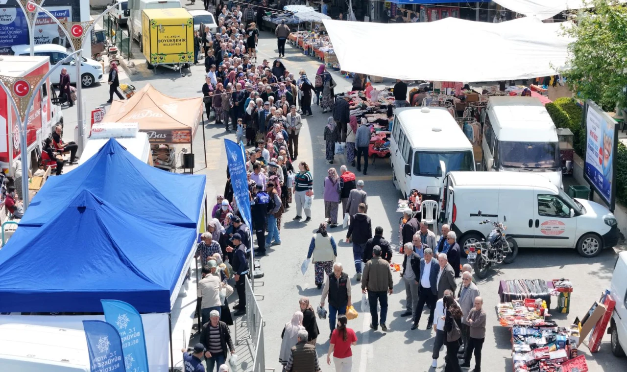 BAŞKAN ÇERÇİOĞLU ATA TOHUMLARINDAN YETİŞTİRİLEN BİNLERCE FİDEYİ KARACASU VE KOÇARLI’DA VATANDAŞLARLA BULUŞTURDU