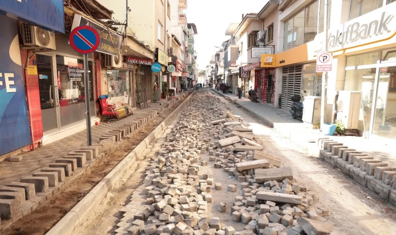 İncirliova'da Fevzi Paşa Caddesi yenileniyor