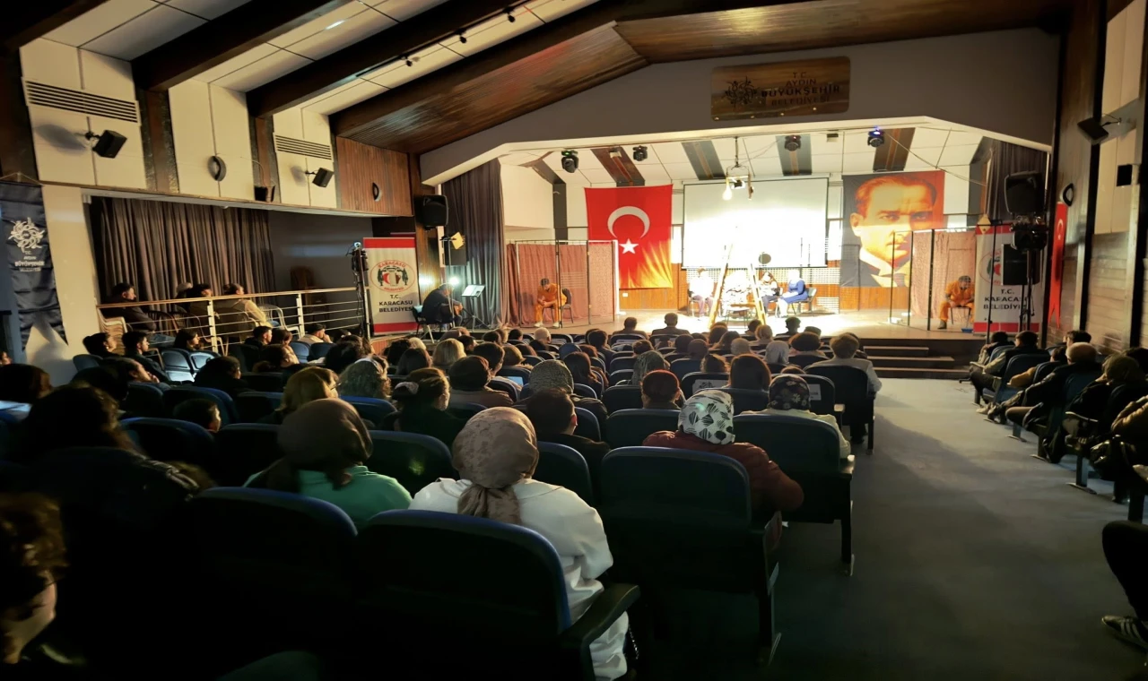 Karacasu'da "Hepimiz Mahkumuz" oyunu büyük ilgi gördü