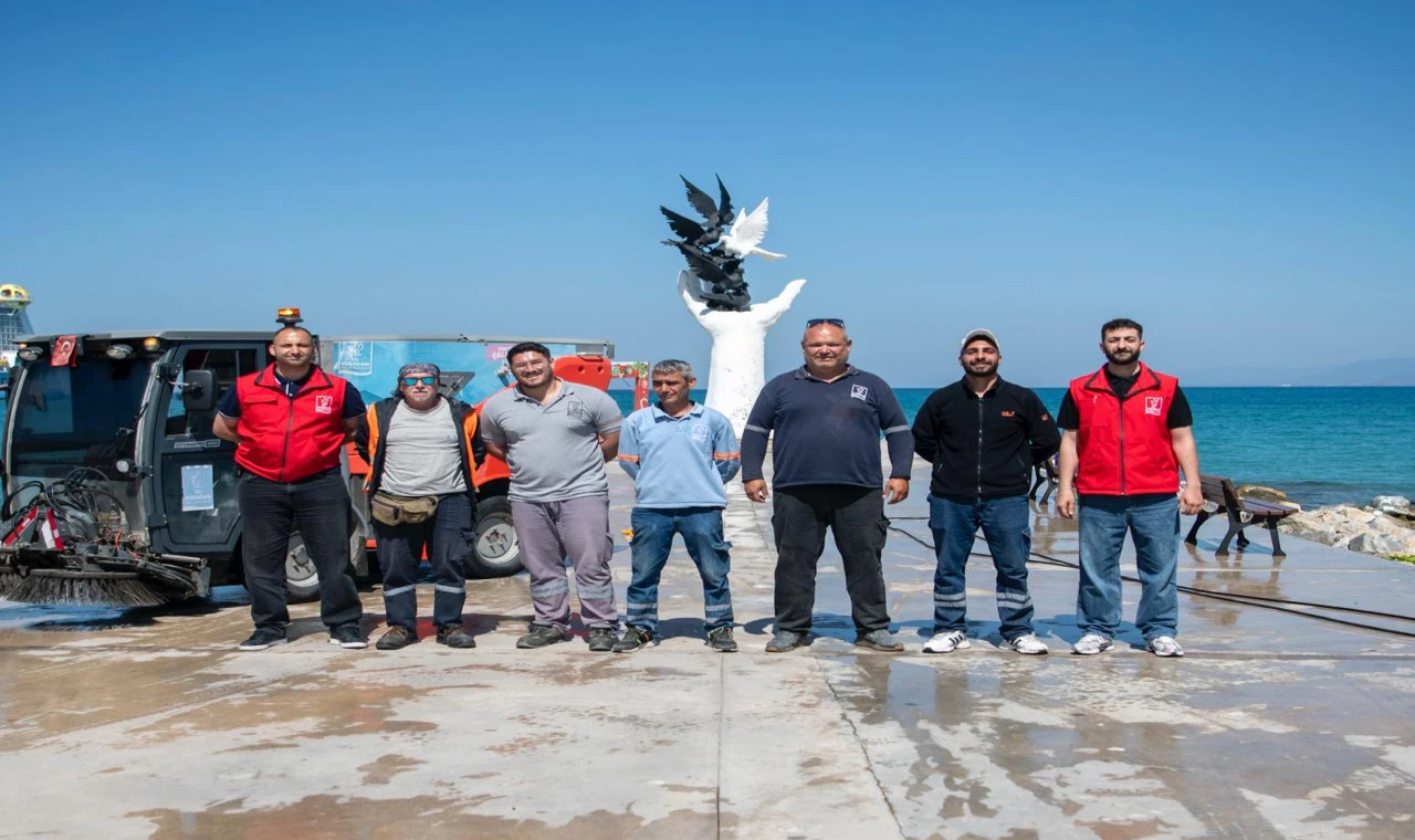 KUŞADASI BELEDİYESİ’NDEN SAHİL BANDINDA YOĞUN MESAİ