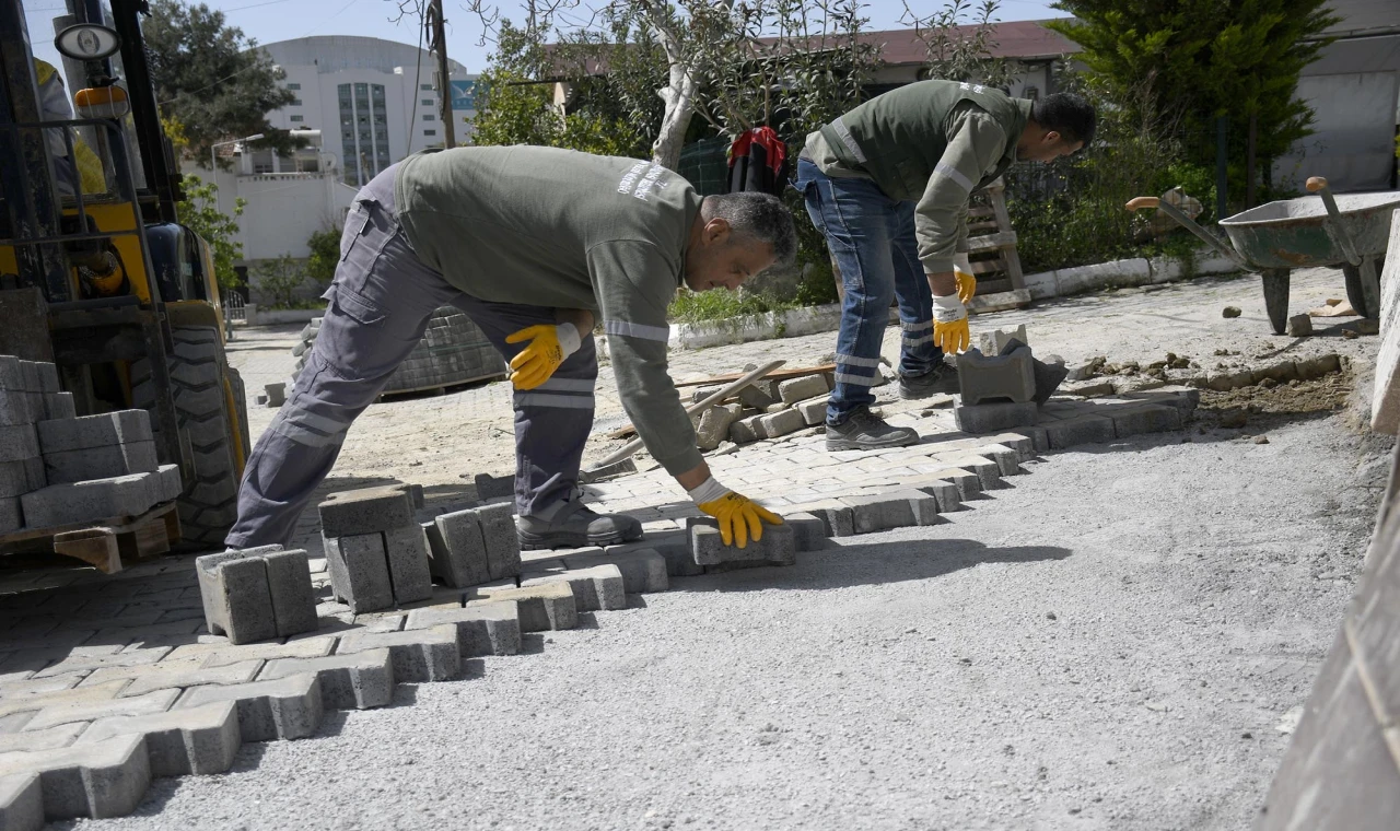 KUŞADASI'NDA SEZON MESAİSİ: BELEDİYE YOL TAMİRATLARINA HIZ VERDİ