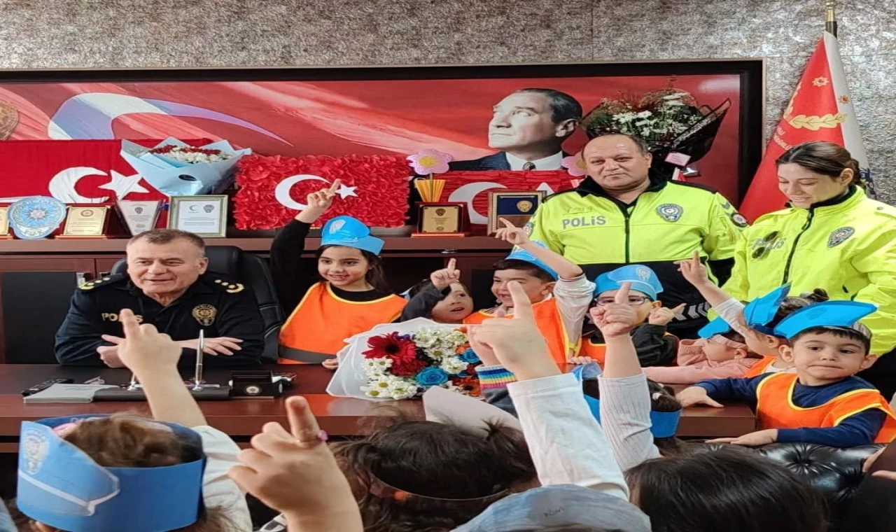 Miniklerden Emniyete Polis Haftası Ziyareti