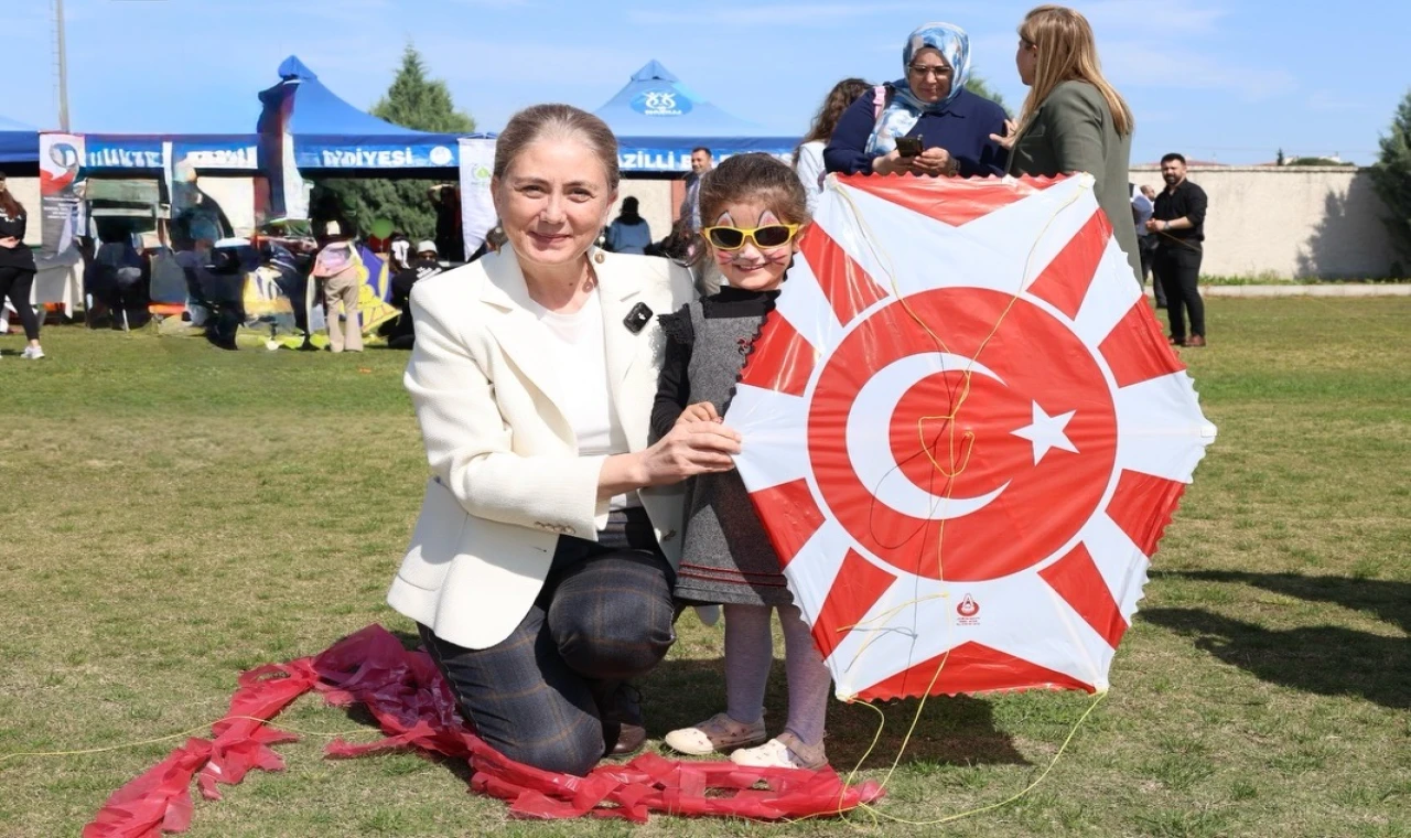 NAZİLLİ’DE 23 NİSAN COŞKUSU GÖKYÜZÜNDE BAŞLADI: ÇOCUKLAR UÇURTMA ŞENLİĞİNDE BULUŞTU