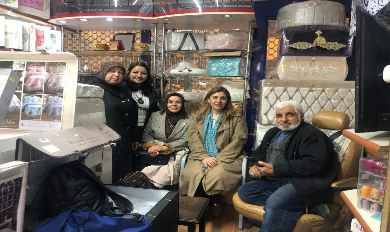 NAZİLLİ’DE AK KADINLARDAN ESNAF ZİYARETİ