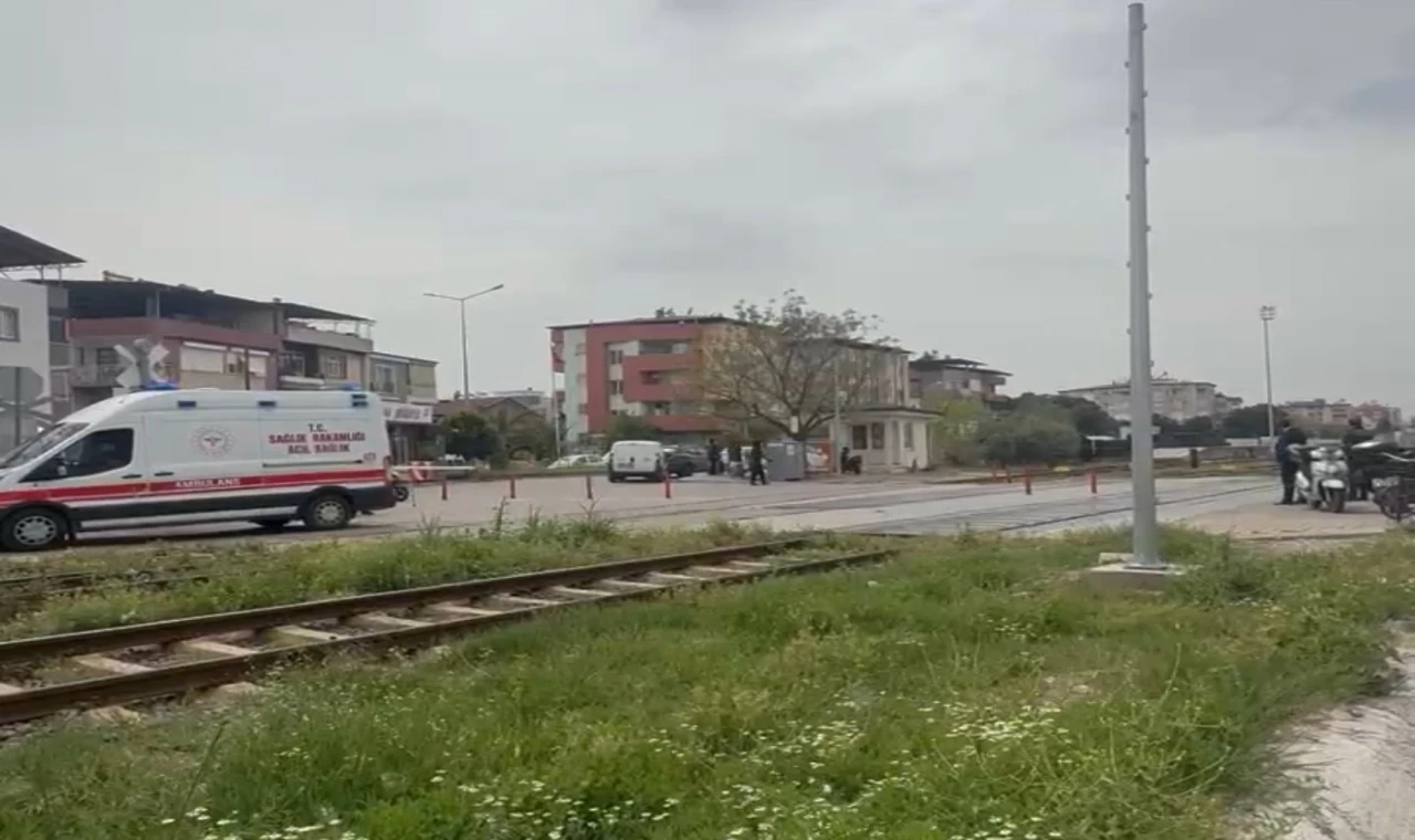 NAZİLLİ’DE HEMZEMİN GEÇİTTE CAN PAZARI: TREN GELİRKEN RAYLARDA BAYILDI