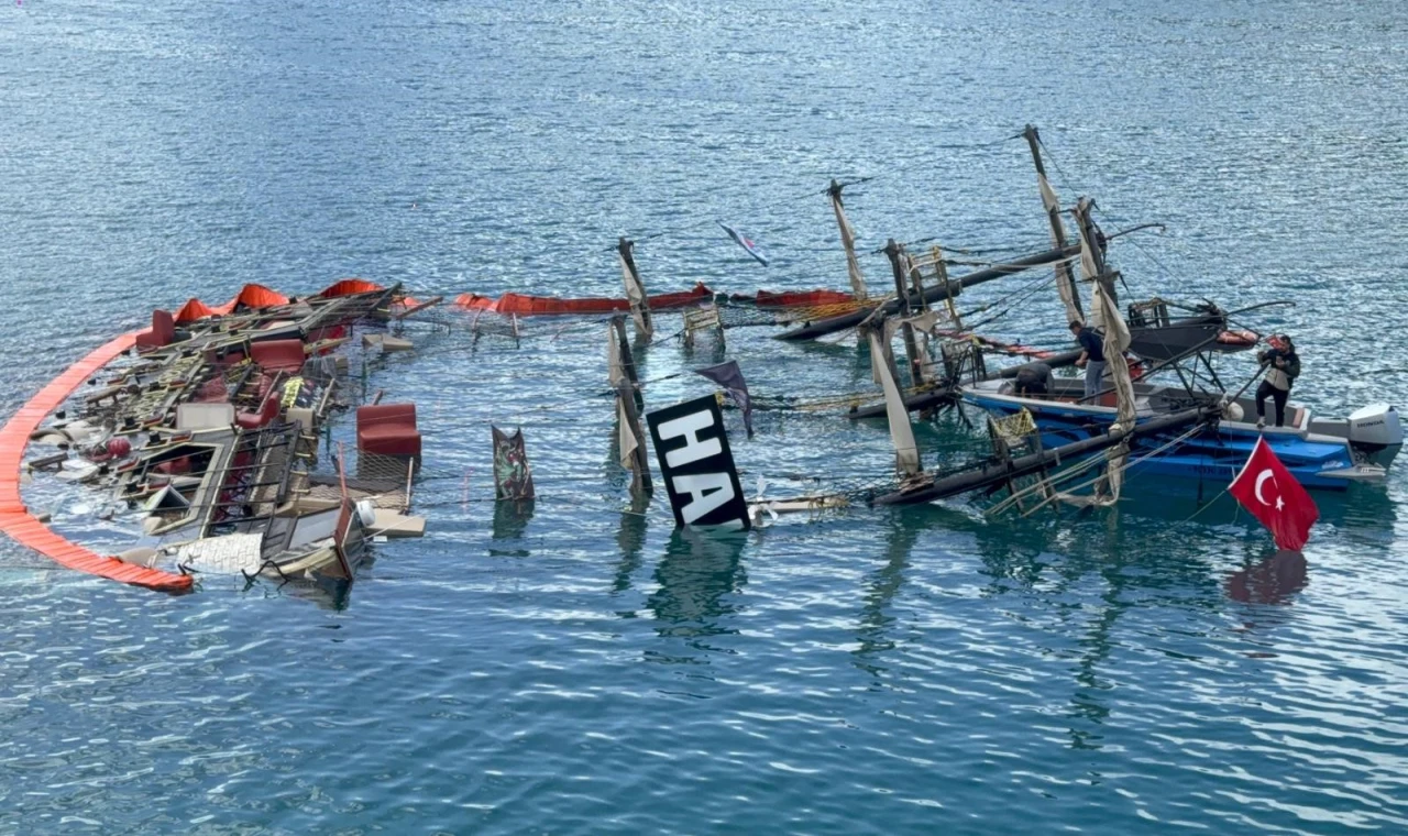 Tur teknesi sulara gömüldü, bir kişi hayatını kaybetti
