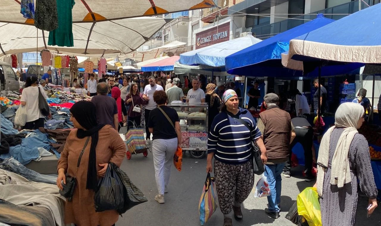 Bayram alışverişi salı pazarını hareketlendirdi