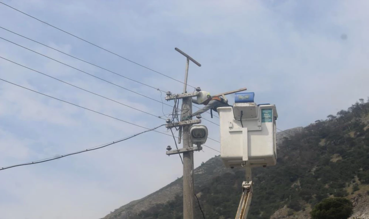Elektrik telleri üzerine yuva yapan leylekler için, yeni yuva yapıldı