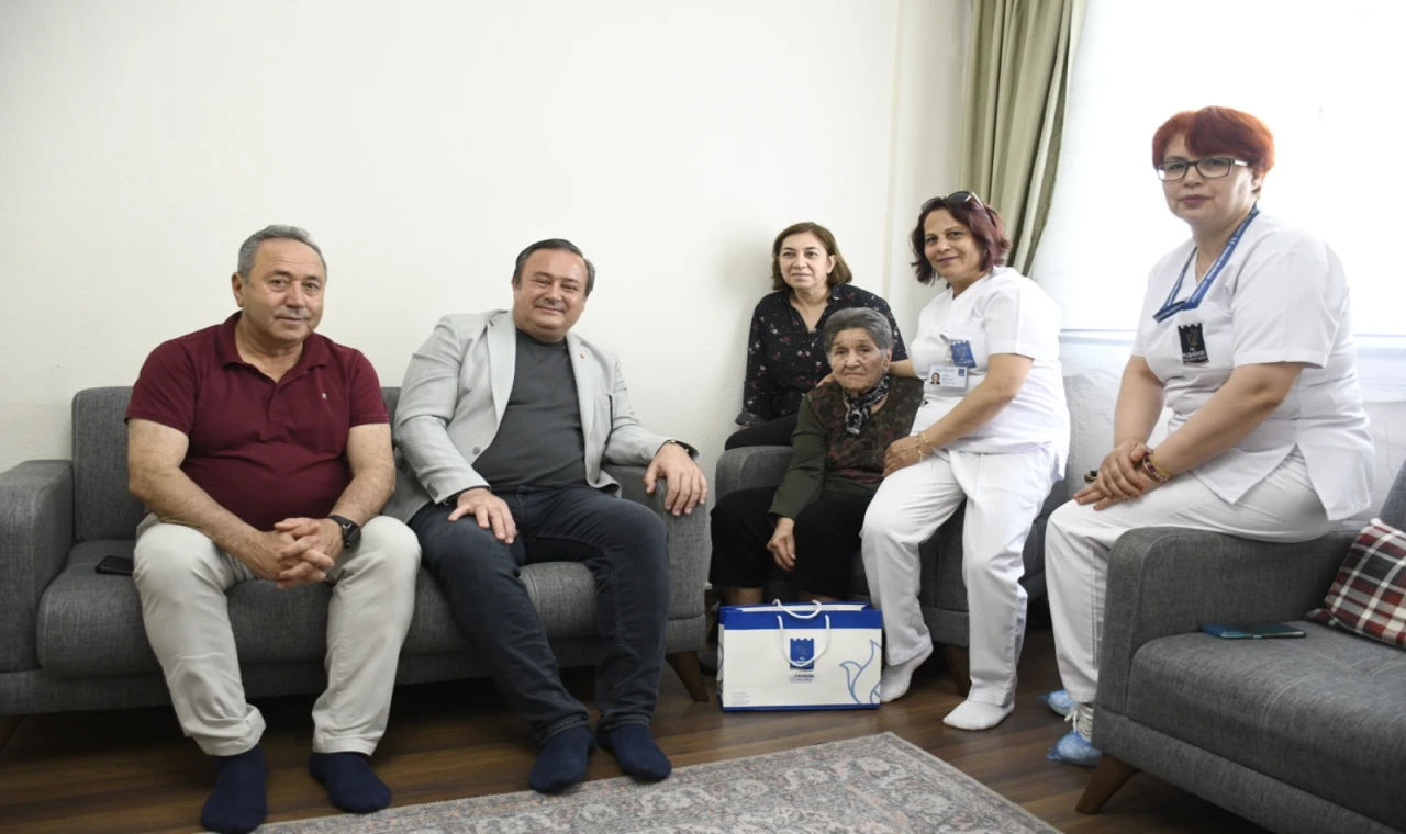 KUŞADASI BELEDİYESİ’NDEN ASIRLIK ÇINARA ANNELER GÜNÜ SÜRPRİZİ