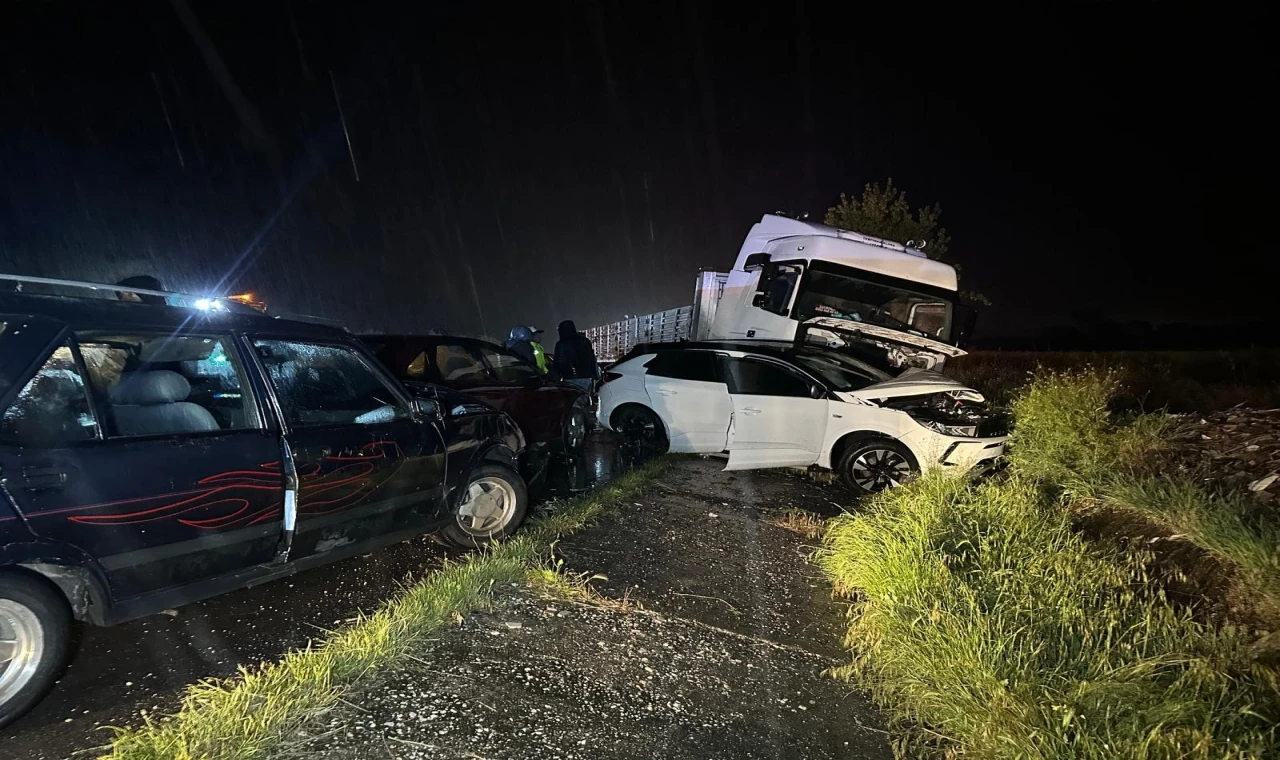 7 aracın karıştığı zincirleme kaza: 4 ölü 17 yaralı