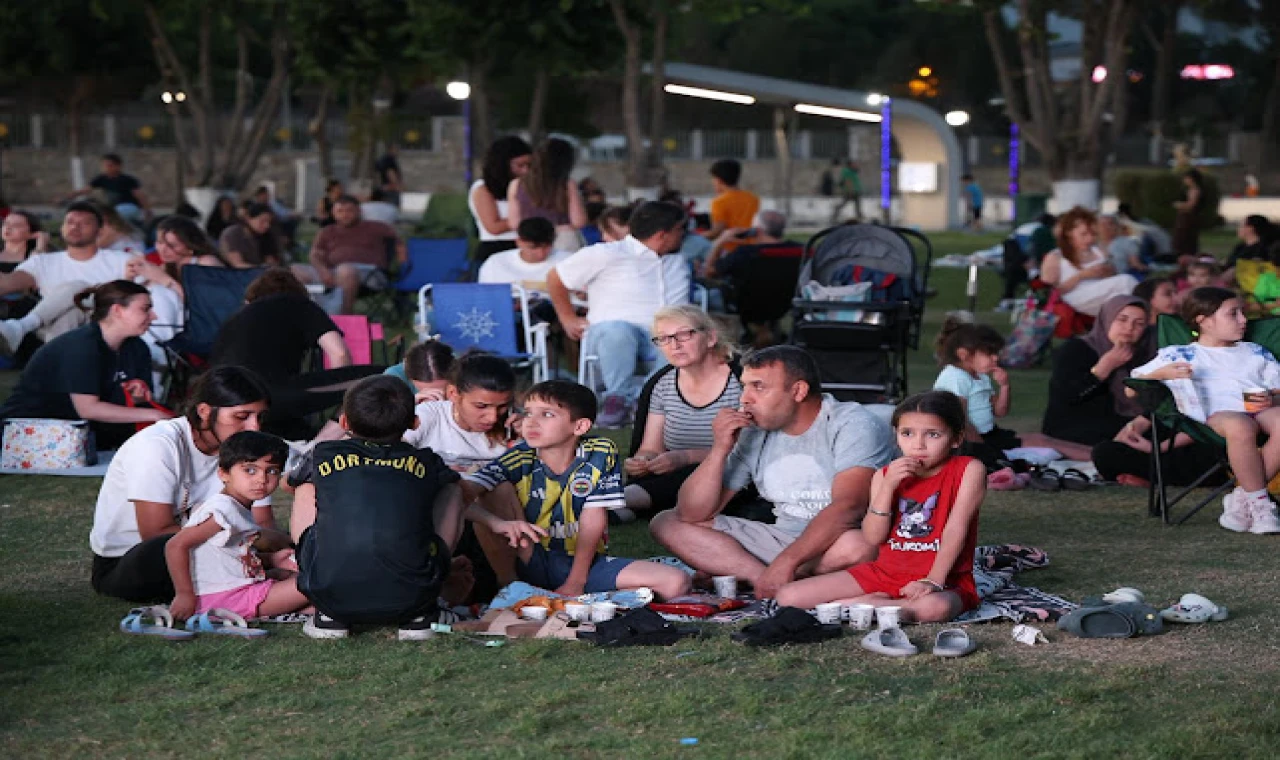 BAŞKAN ÇERÇİOĞLU VATANDAŞLARI TEKSTİL PARK VE MİMAR SİNAN PARKI’NIN EŞSİZ ATMOSFERİNDE AÇIK HAVA SİNEMASI İLE BULUŞTURDU
