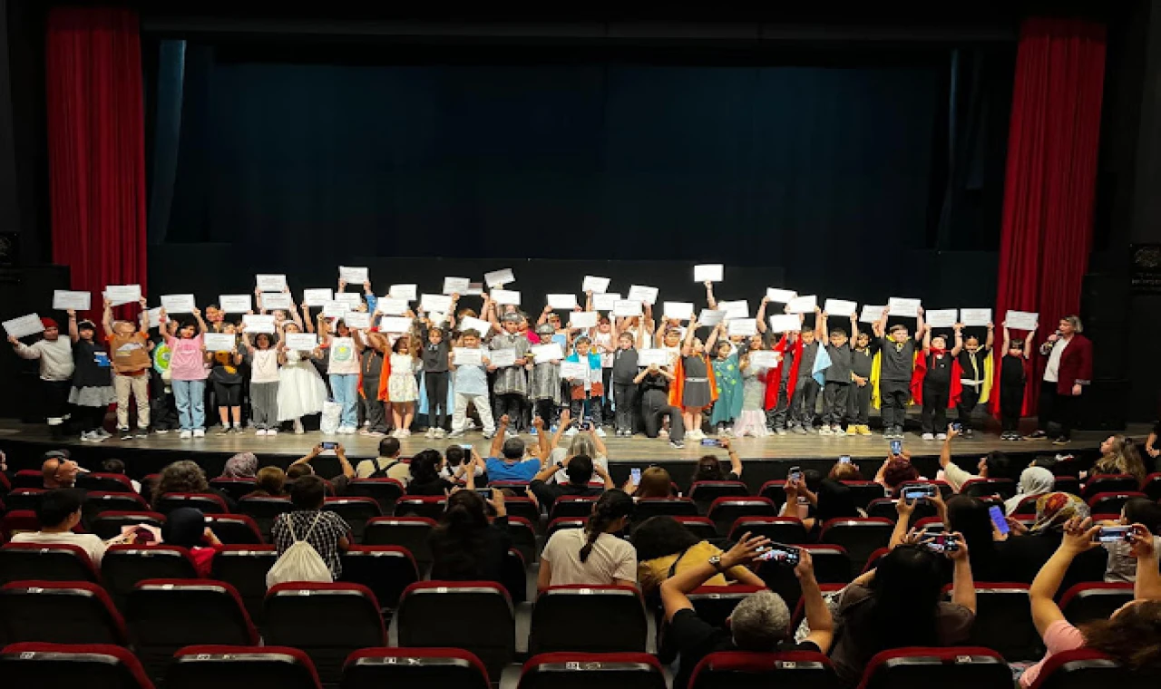 BAŞKAN ÇERÇİOĞLU’NUN BAŞLATTIĞI YARATICI DRAMA ATÖLYESİ’NİN MİNİK ÖĞRENCİLERİNDEN MUHTEŞEM GÖSTERİ