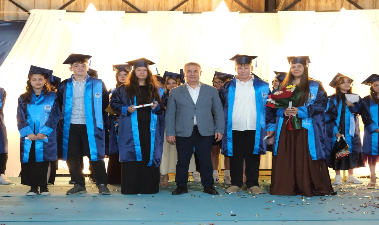 Başkan Erol, Mezuniyet Gecesinde Öğrencilerin Sevincine Ortak Oldu