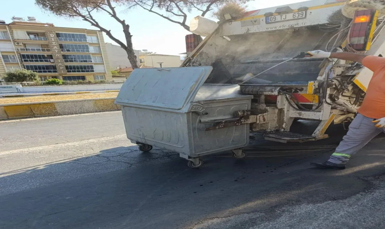 Germencik'te Çöp Konteynerleri Dezenfekte Ediliyor