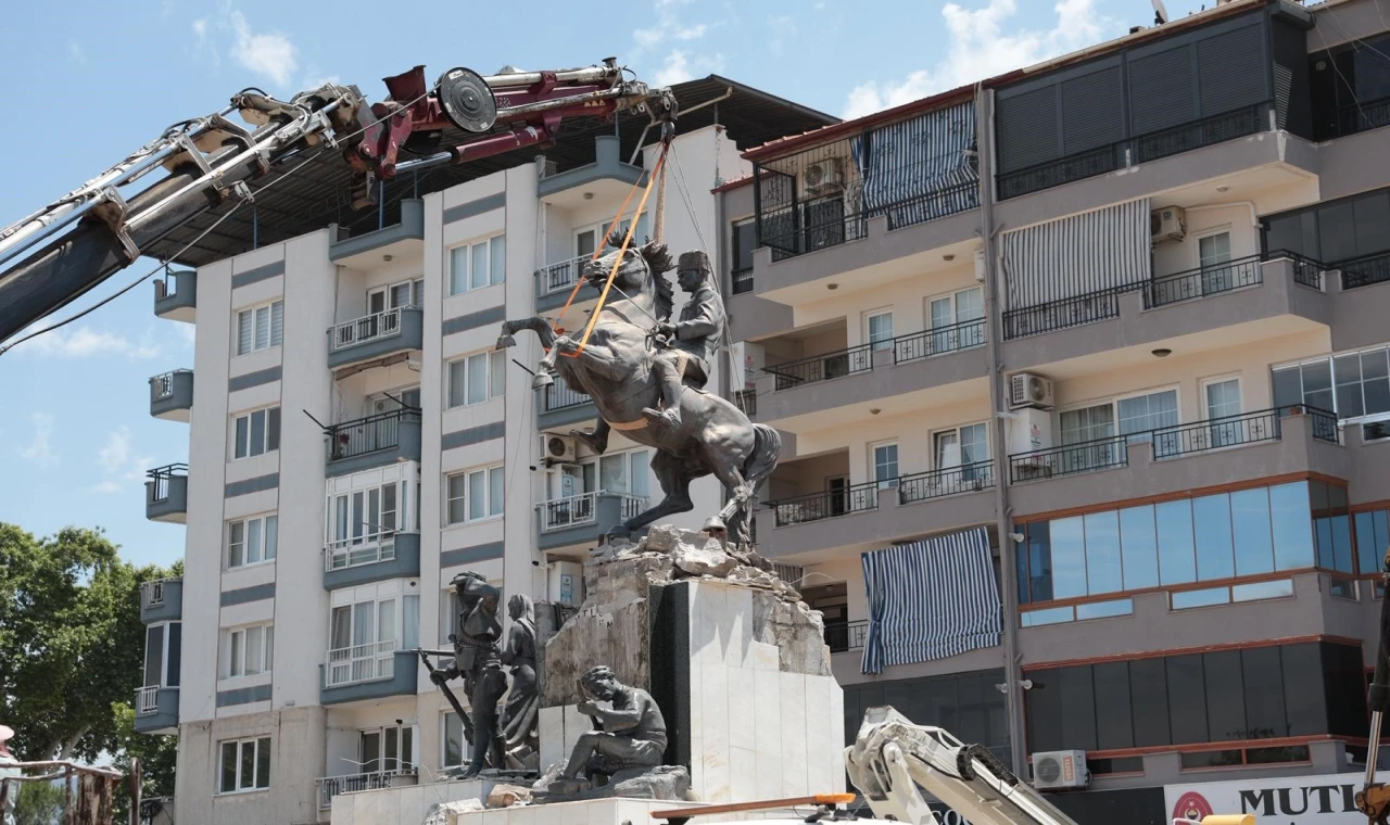 İncirliova'da Atatürk heykeli koruma altına alındı
