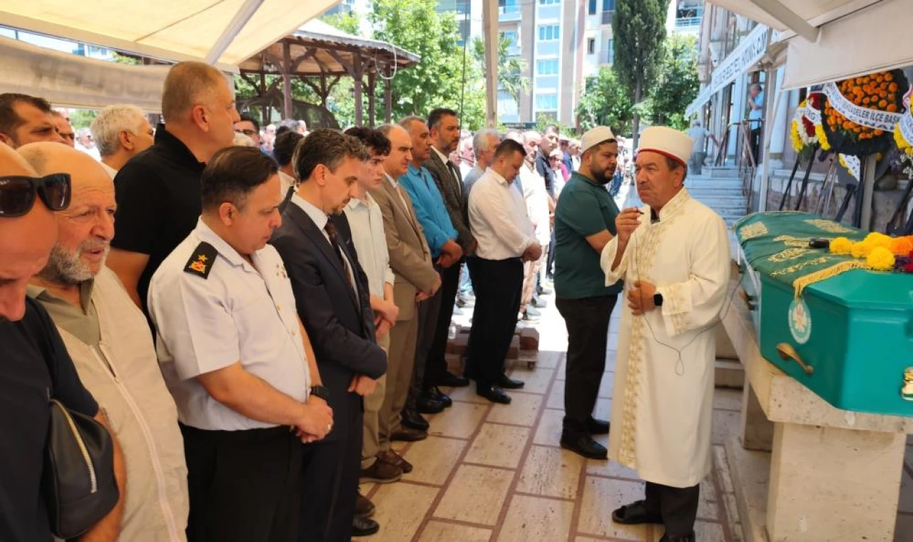 Kalp krizinden ölen arkadaşının cenazesinde kalp krizi geçirdi