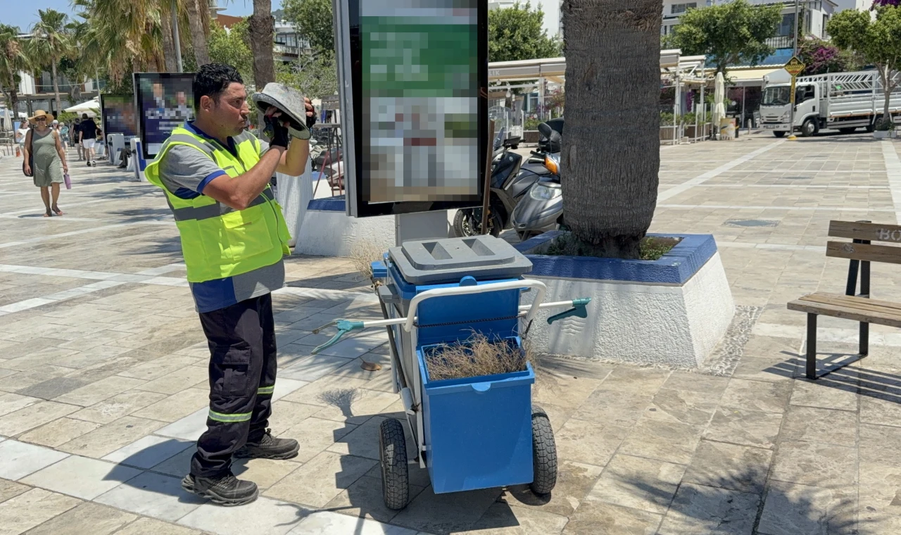 Müziğin Ritmiyle Temizlik Yapıyor, Yüzleri Güldürüyor