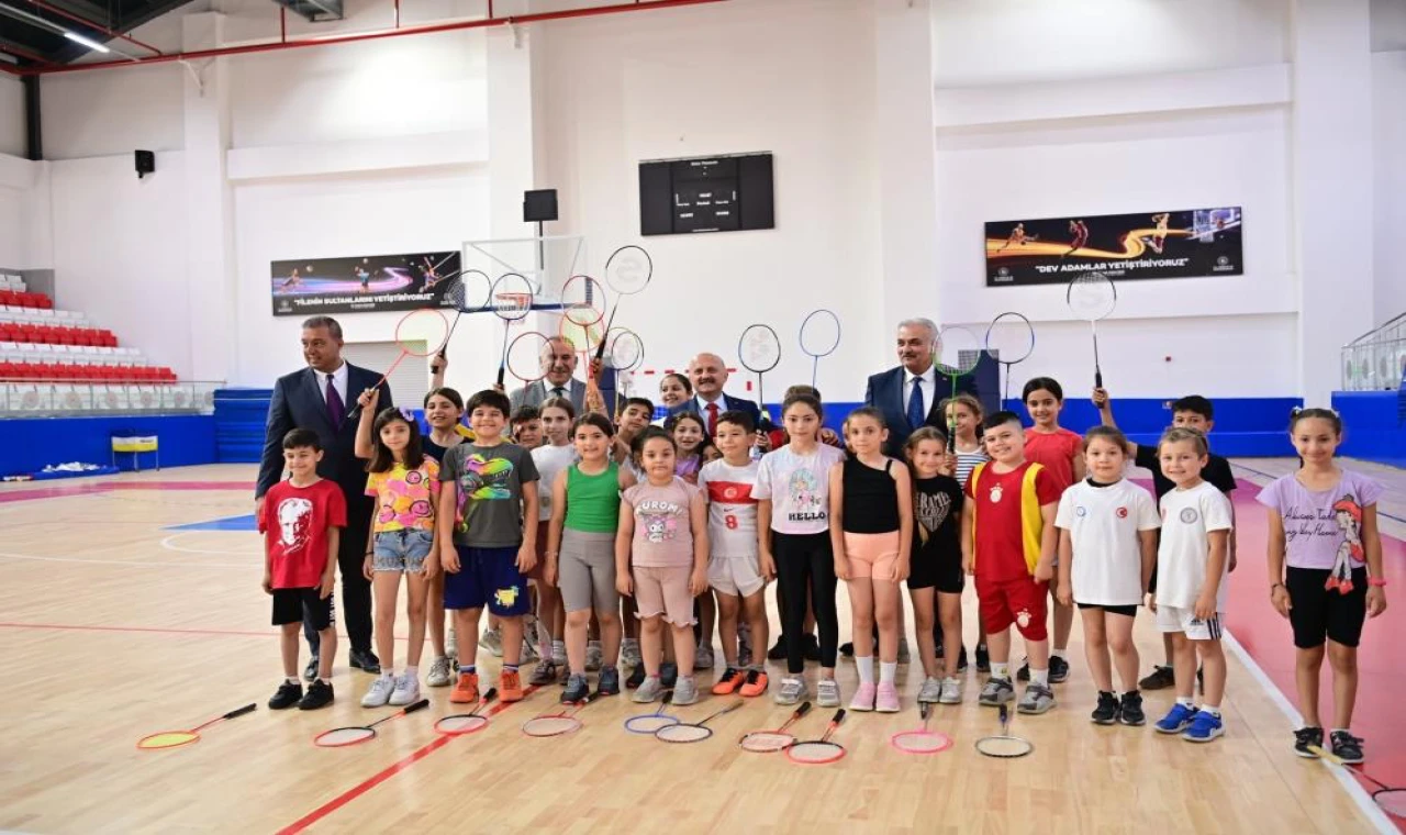 Vali Varol, Söke Gençlik ve Spor Kompleksi'nde incelemelerde bulundu