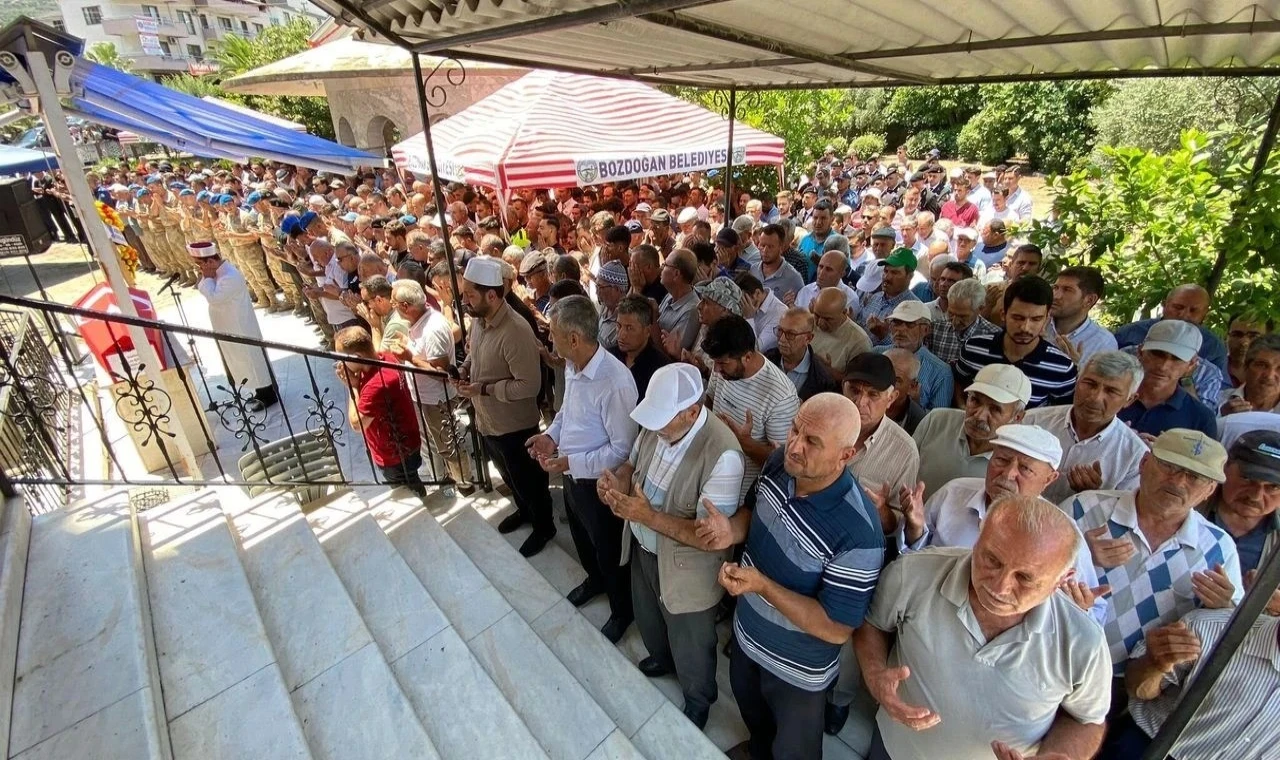 Kazada hayatını kaybeden uzman çavuş, al bayraklı tabutla son yolculuğuna uğurlandı